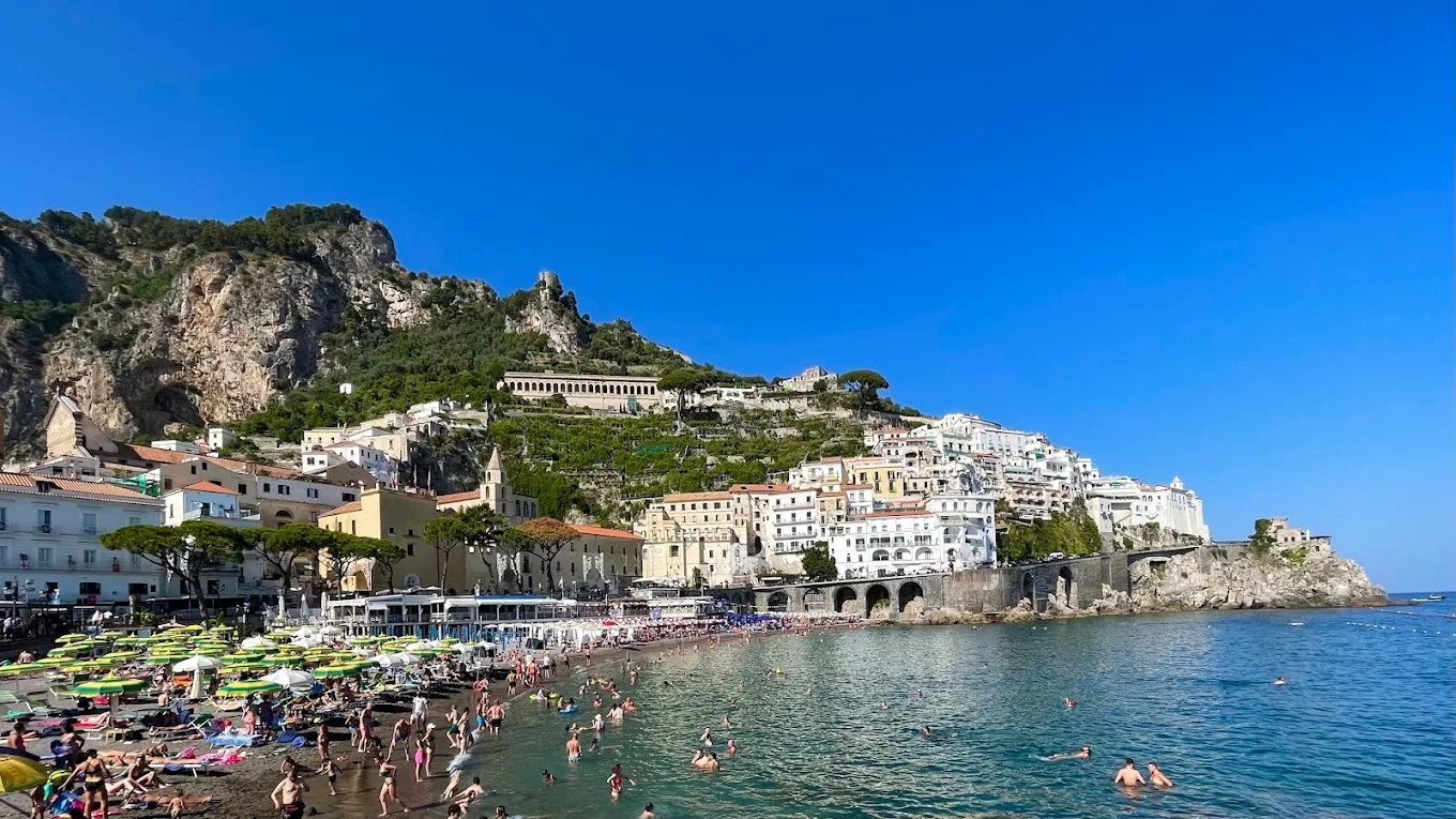Bờ biển Amalfi, vịnh Salerno, miền nam nước Ý.