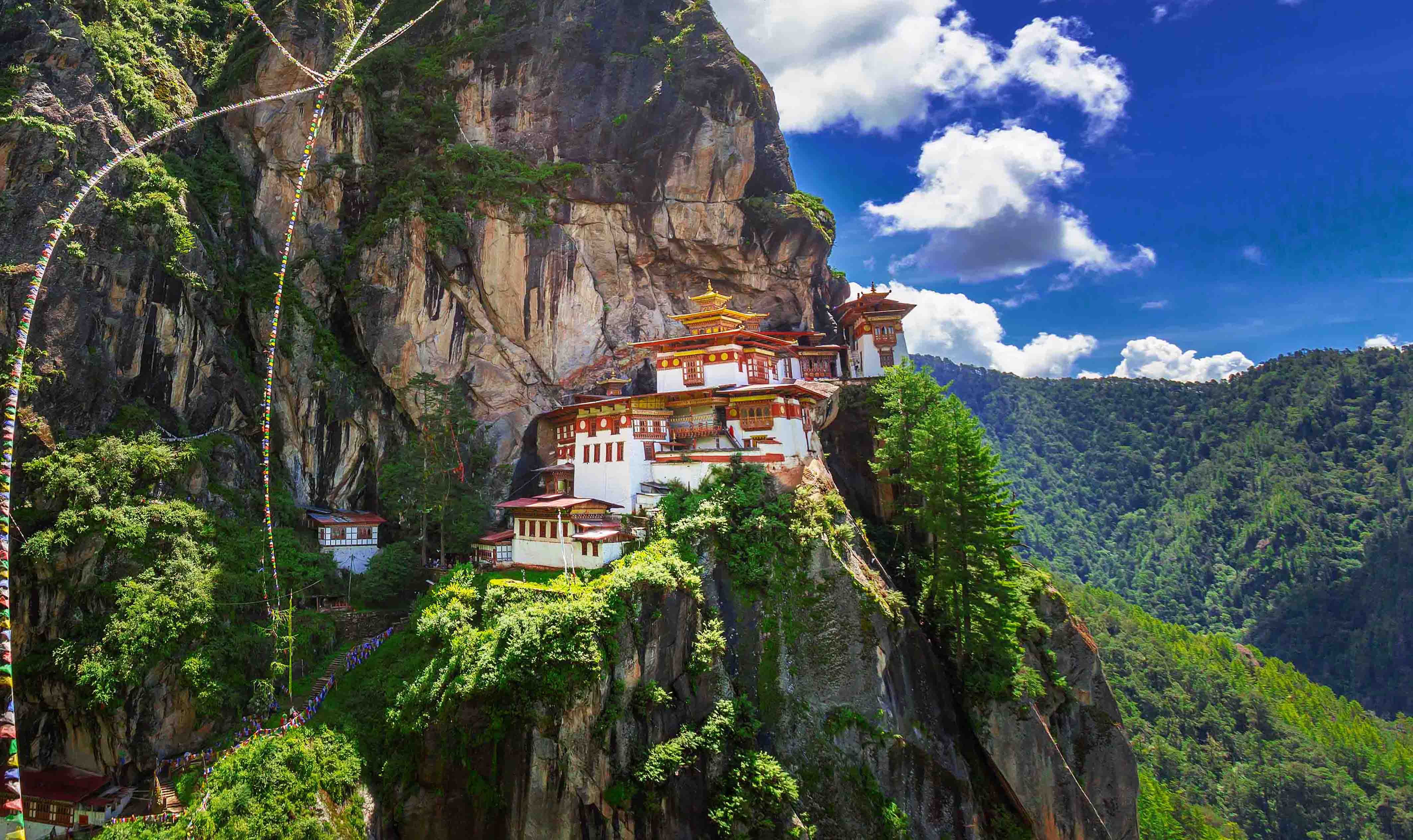 Tu viện Taktshang Goemba, nổi tiếng nhất ở Bhutan, nằm trên vách núi trong dãy Hymalaya