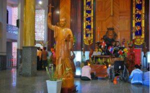 Cầu nguyện trước mộ Cha Trương Bửu Diệp linh thiêng