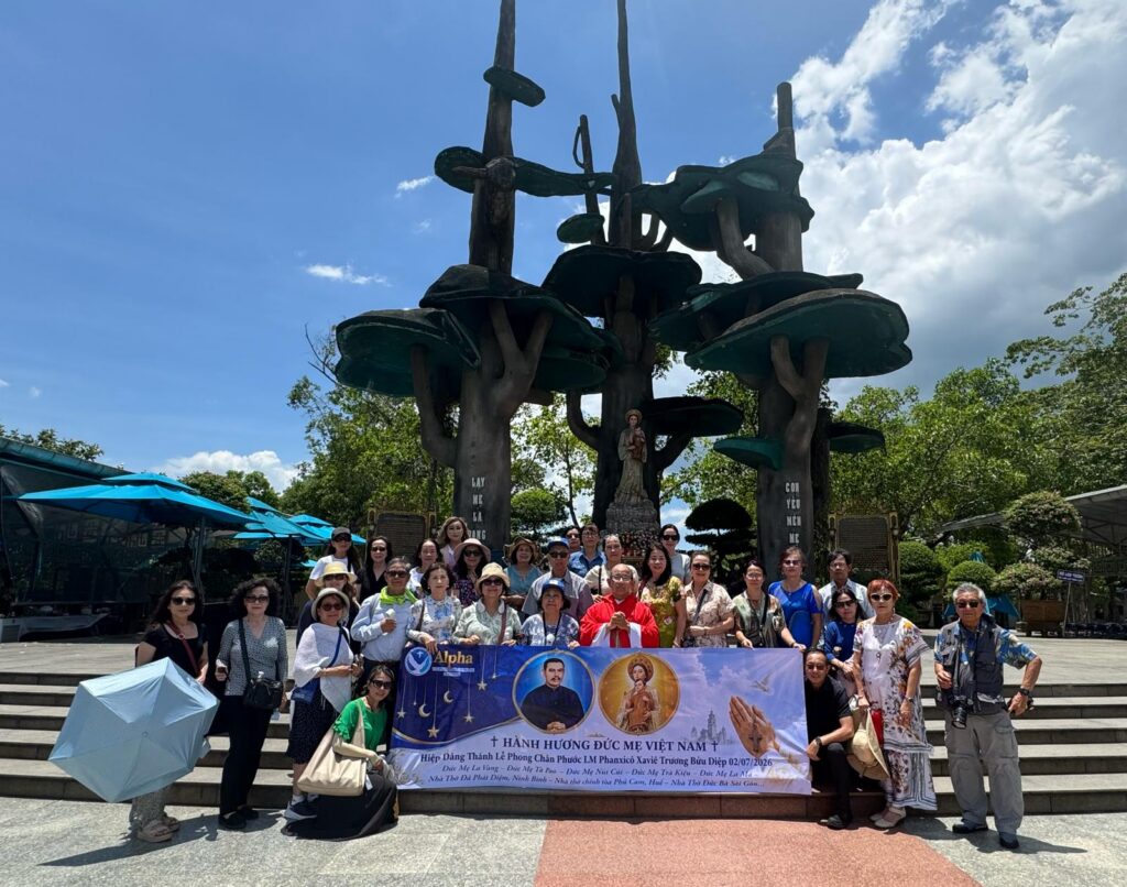 Đoàn khách hành hương Alpha Travel viếng thăm Đức Mẹ La Vang